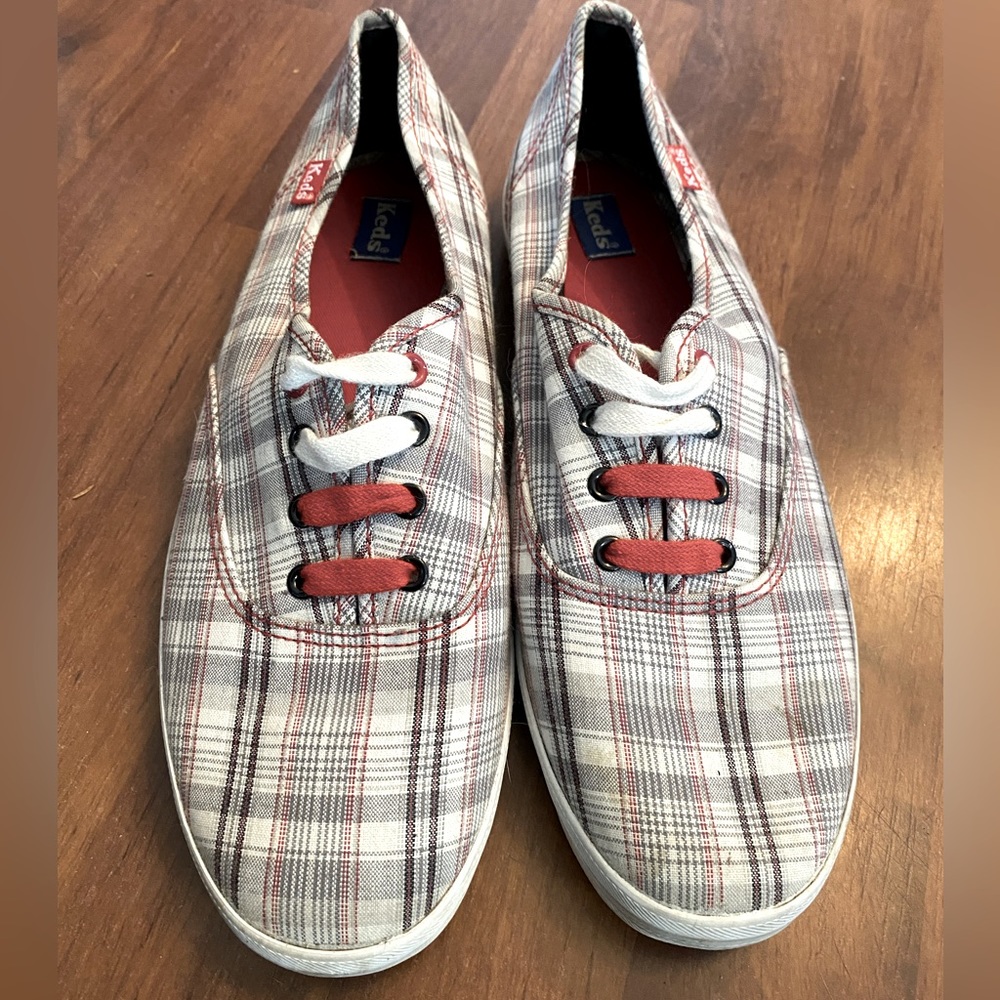 Size 8.5 US plaid Keds
